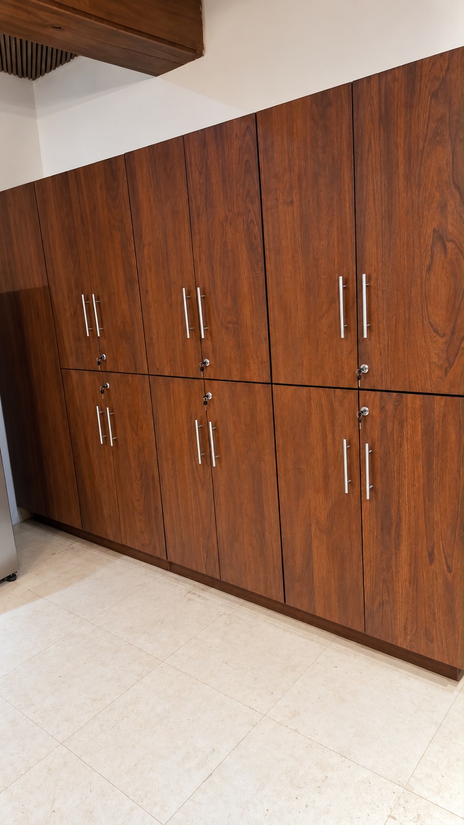 Muro de lockers en madera con jaladeras de acero y llave
