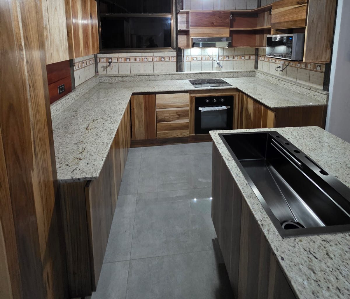 Cocina en U de madera