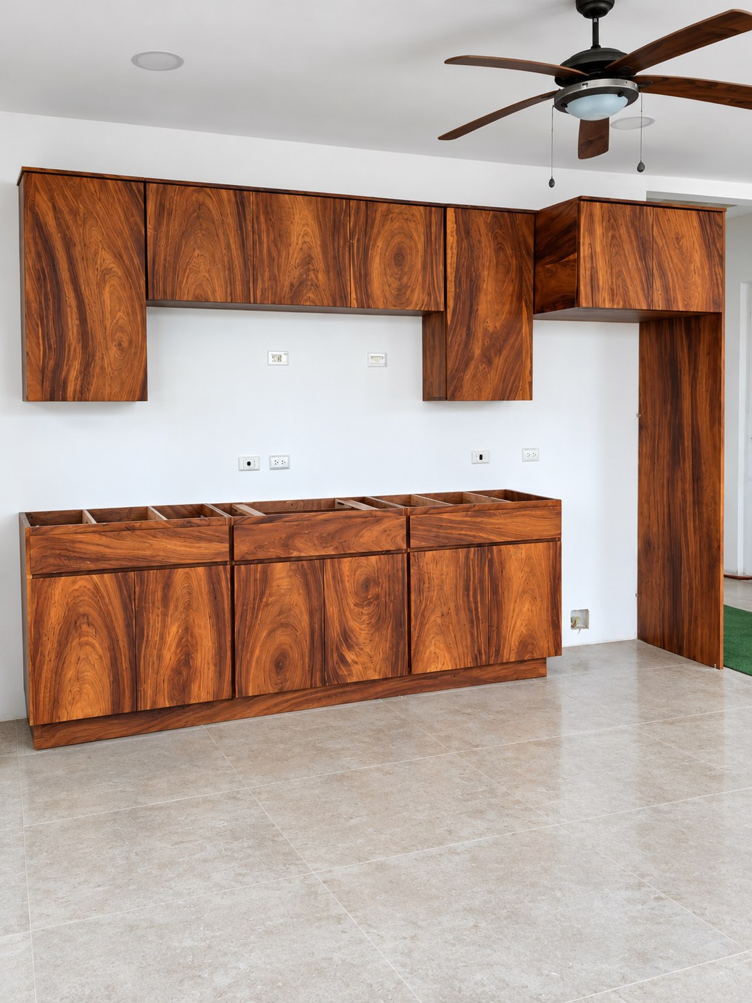 Gabinetes de cocina en madera de veta marcada durante la instalación