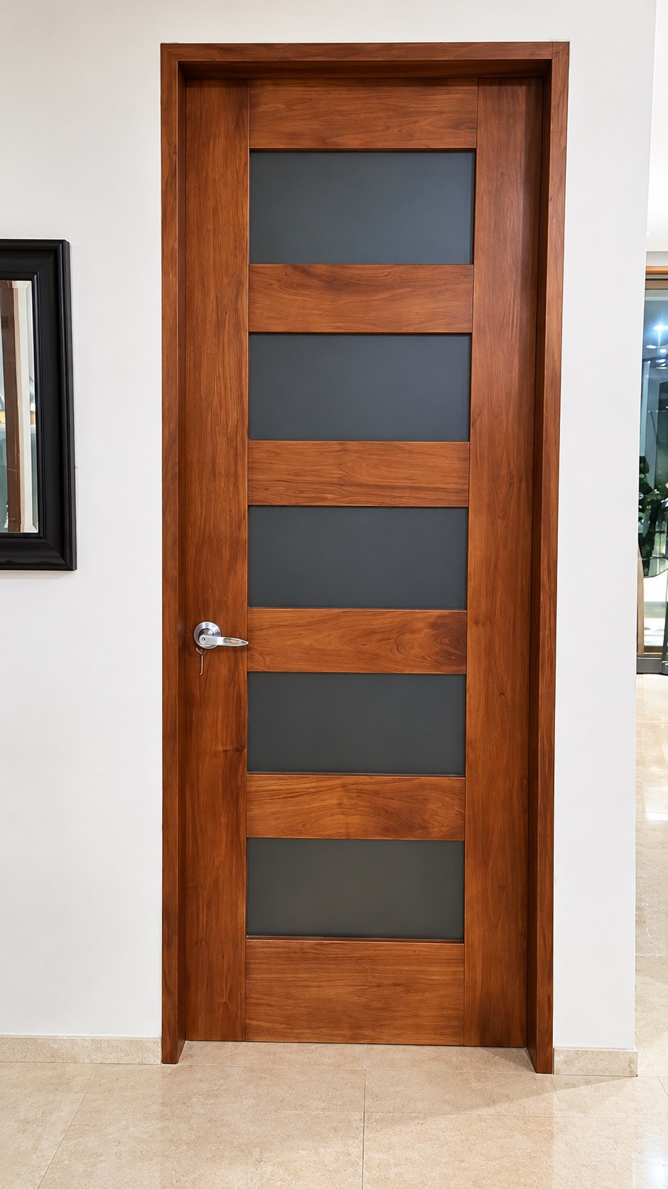 Puerta de madera con paneles de vidrio ahumado